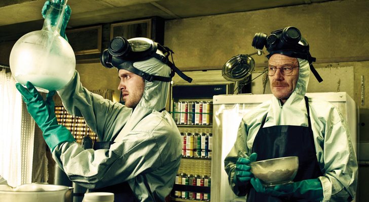 Aaron Paul y Bryan Cranston comprueban la calidad de su producto