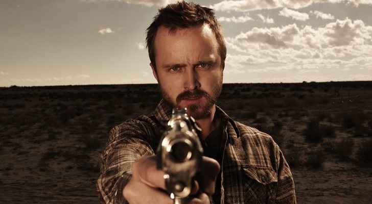 Aaron Paul apunta con una pistola en una imagen promocional de 'Breaking Bad'