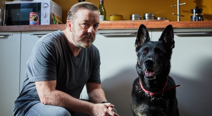 Tony (Ricky Gervais) junto a su perro en 'After Life'
