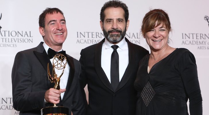 Álex Pina y Sonia Pastor junto a Tony Shalhoub en los Emmy Internacionales