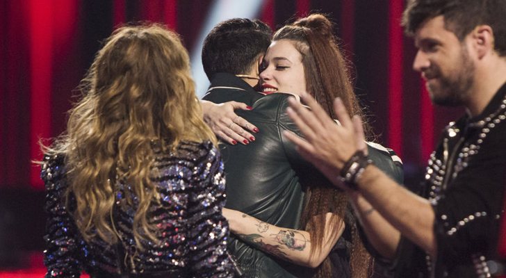 Sandra Groove abraza a los coaches de 'La Voz' tras recibir una segunda oportunidad