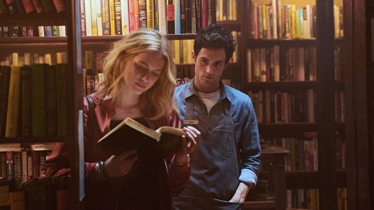 Elizabeth Lail y Penn Badgley en 'You'