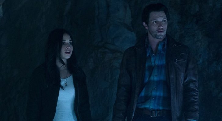 Jeanine Mason y Nathan Parsons en 'Roswell, New Mexico'