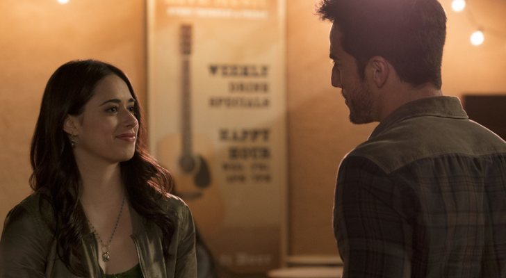 Jeanine Mason y Michael Trevino en 'Roswell, New Mexico'