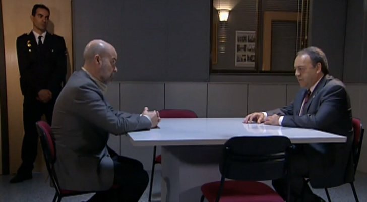 Diego Serrano y el comisario Castilla en un episodio de 'Los Serrano'