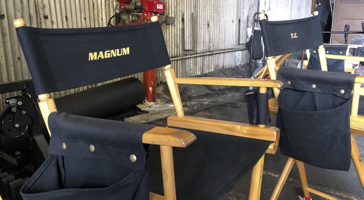 Las sillas de Jay Hernández y Stephen Hill en el rodaje de 'Magnum'