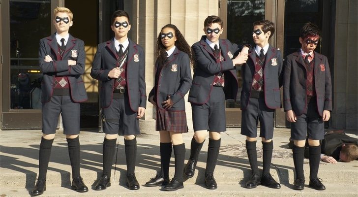 Los miembros de 'The Umbrella Academy' de niños durante su primera actuación