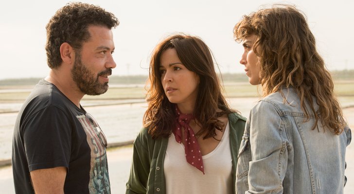 Jesús Colmenar junto a Verónica Sánchez e Irene Arcos durante el rodaje de &#39;El embarcadero&#39;