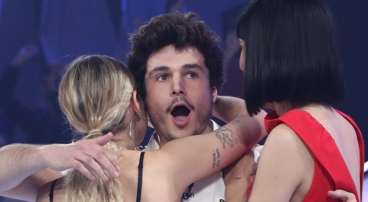 María y Natalia abrazando a Miki tras anunciar que era el ganador