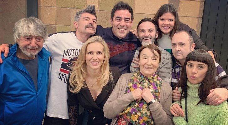 Laura Caballero junto a parte del elenco de 'La que se avecina' en el rodaje de la temporada 12