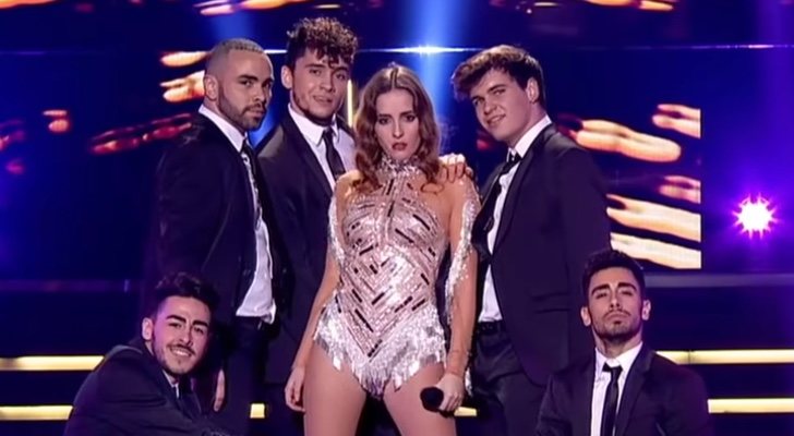 Marilia en su actuación de "Todo bien"