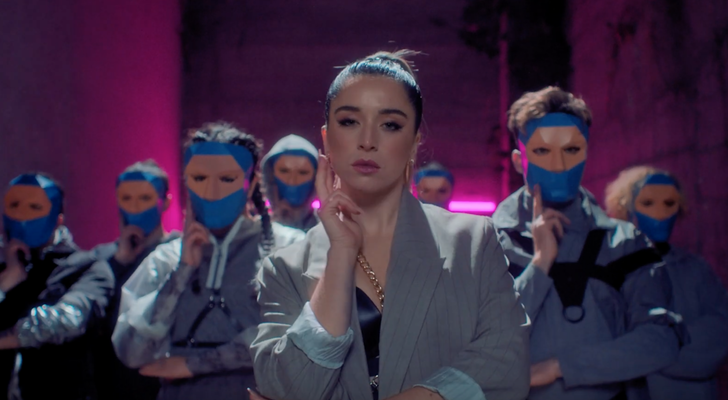 Lola Índigo en el videoclip de "Fuerte"