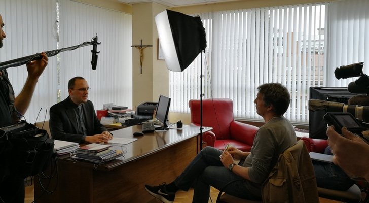 Albert Solé entrevistando al portavoz de la Conferencia Episcopal Española