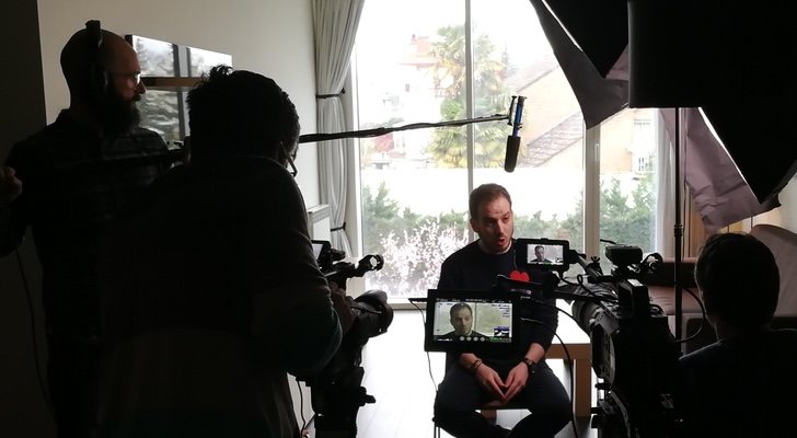 Albert Solé en una de las entrevistas con una de las víctimas