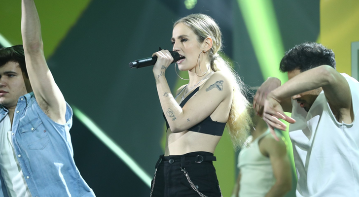 María interpretando &quot;Muérdeme&quot; en la preselección