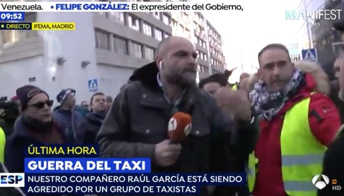Raúl García discutiendo con algunos taxistas