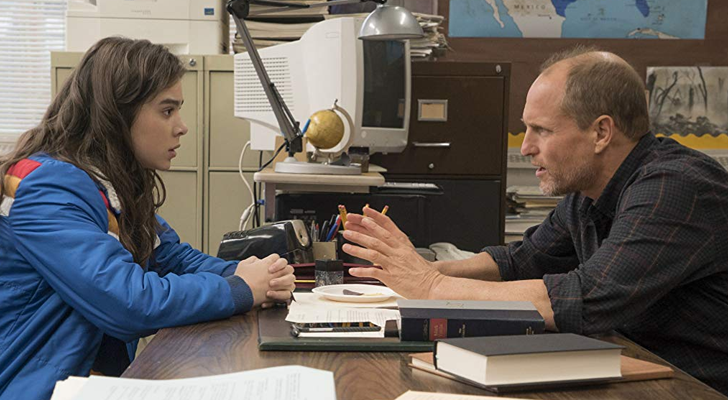 Hailee Steinfeld y Woody Harrelson en "Al filo de los diecisiete"