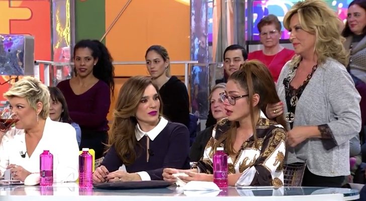 Miriam Saavedra siendo consolada por Lidia Lozano en el plató de 'Sálvame'