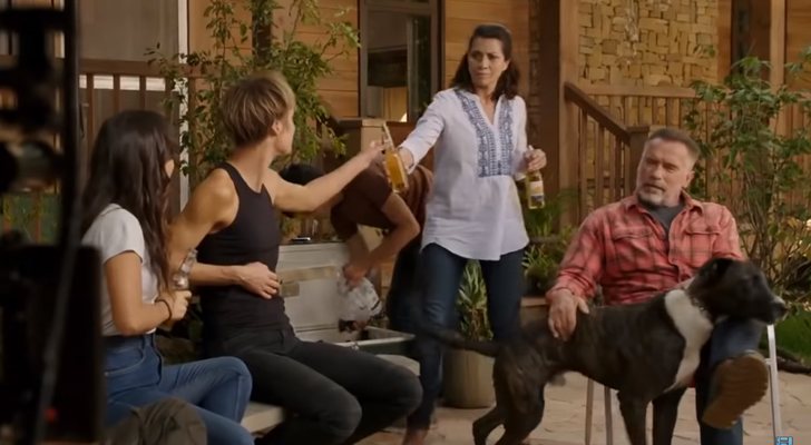 Alicia Borrachero junto a los protagonistas de la franquicia Mackenzie Davis y Arnold Schwarzenegger en el rodaje de &quot;Terminator 6&quot;