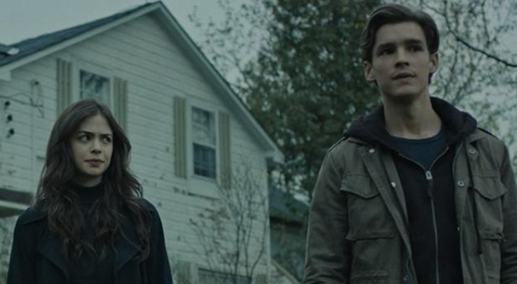 Donna Troy (Conor Leslie) y Dick Grayson (Brenton Thwaites) en &#39;Titanes&#39;
