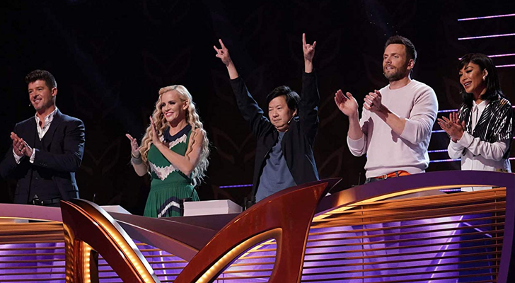 El jurado de &#39;The Masked Singer&#39; junto al invitado Joel McHale