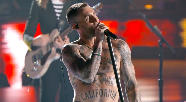 Adam Levine de Maroon 5 durante su actuación en la Super Bowl