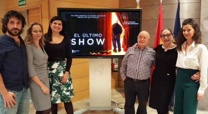Miguel Ángel Tirado rodeado de representantes de Aragón TV y de la serie &#39;El último show&#39;