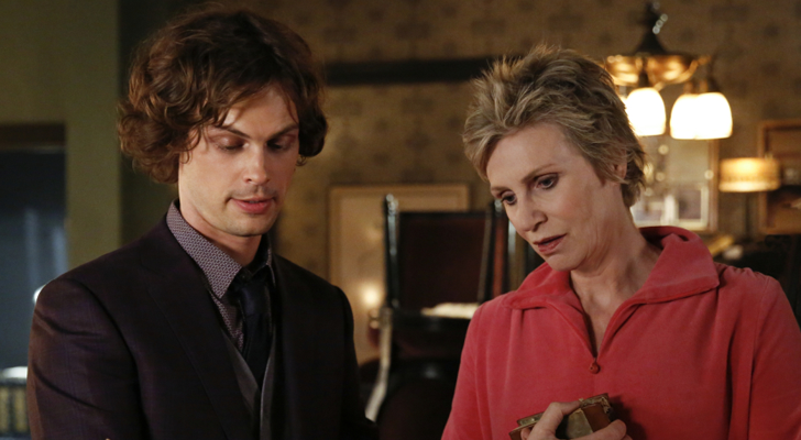 Reid (Matthew Gray Gubler) y su madre Diana (Jane Lynch) en 'Mentes criminales'