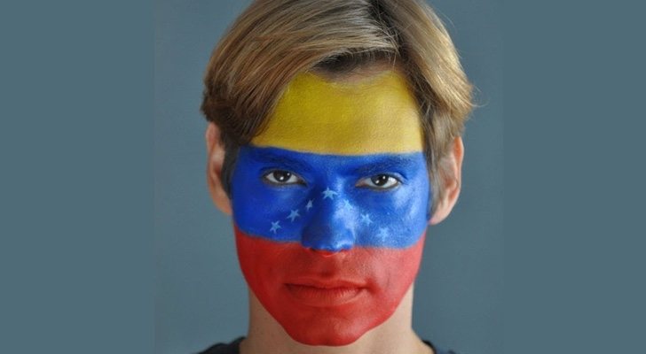 Carlos Baute con la bandera de Venezuela