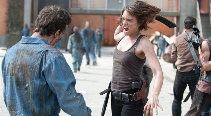 Lauren Cohan como Maggie dando cuenta de un caminante en 'The Walking Dead'