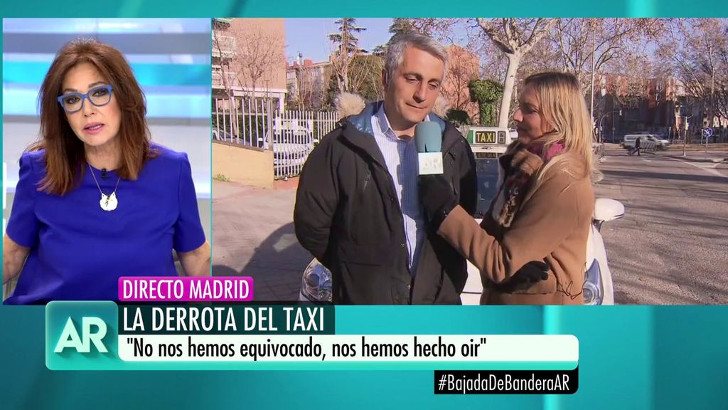 Ana Rosa Quintana conversando con el portavoz de la Federación del Taxi