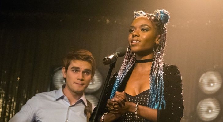 KJ Apa y Asleigh Murray como Archie y Josie en &#39;Riverdale&#39;
