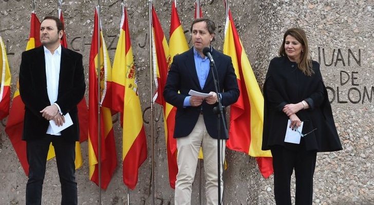 Albert Castillón, María Claver y Carlos Cuesta en la concentración