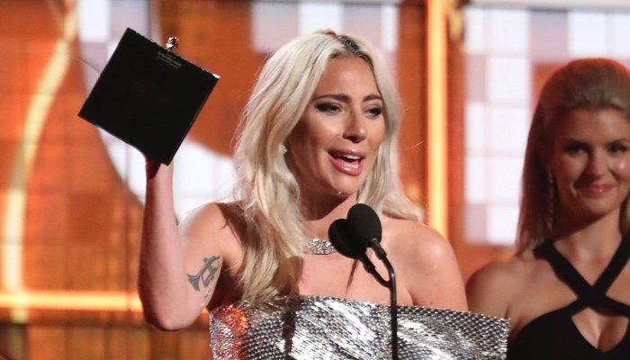 Lady Gaga recogiendo un premios en los Grammys 2019