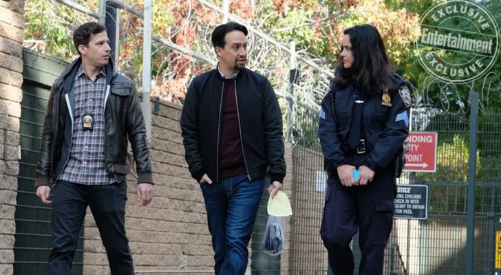 Andy Samberg, Lin-Manuel Miranda y Melissa Fumero en 'Brooklyn Nine-Nine'