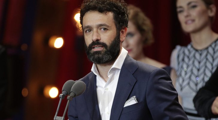 Rodrigo Sorogoyen junto a su Goya 2018 a Mejor documental de ficción