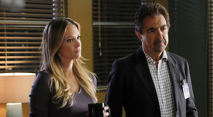 A.J. Cook junto a Joe Mantegna en &#39;Mentes criminales&#39;