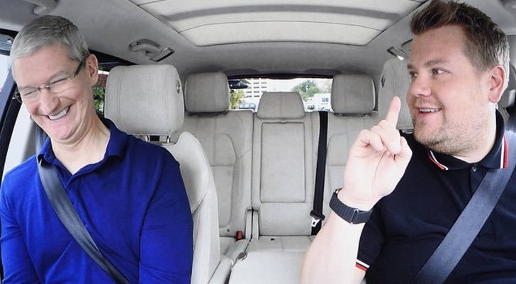 Tim Cook, CEO de Apple, junto a James Corden en 'Carpool Karaoke', programa adquirido por Apple TV