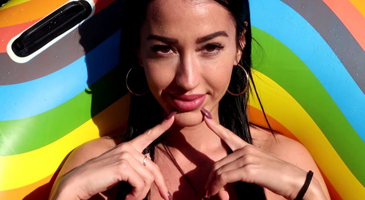 Aurah Ruiz, exconcursante de 'GH VIP 6', en la portada de su canal de vídeos en Mediaset