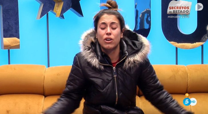 Raquel en el confesionario, tras haber discutido con Antonio