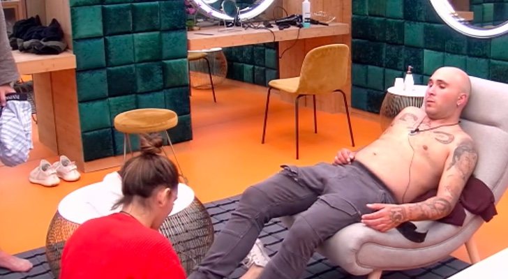 Irene Rosales cortándole las uñas de los pies a Kiko Rivera en 'GH Dúo'