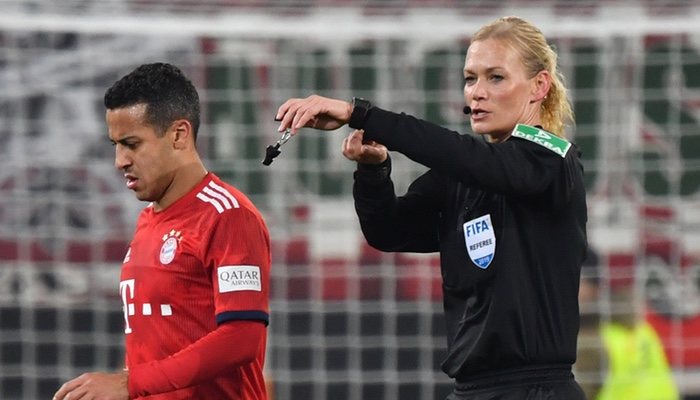 La árbitra alemana Bibiana Steinhaus, censurada por la televisión iraní