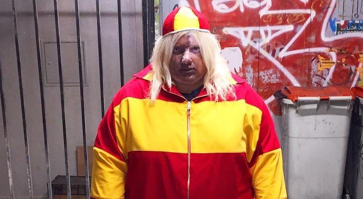 Soy Una Pringada con un mono de color rojo y amarillo