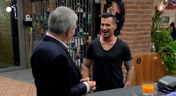 Sergio se lo pasa bien con Carlos Sobera en 'First Dates'