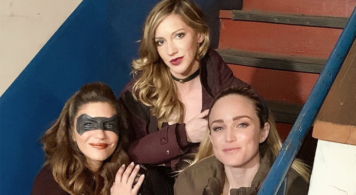 Juliana Harkavy, Katie Cassidy y Caity Lotz en el set de 'Arrow'