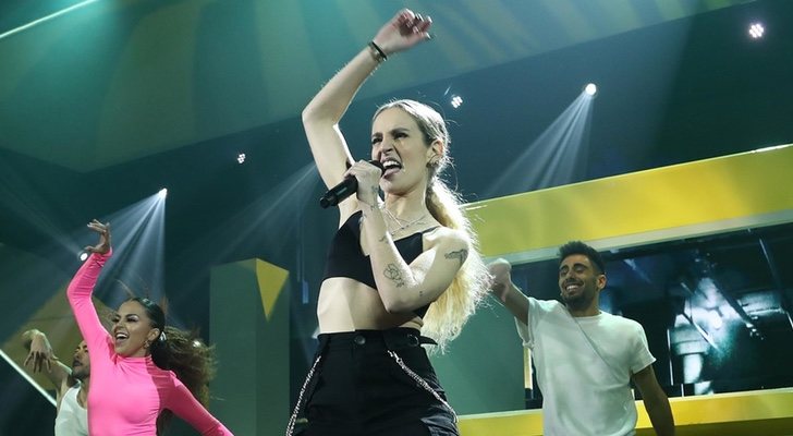 Maria Villar cantando &quot;Muérdeme&quot;