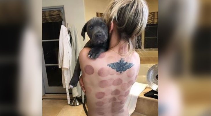 Kaley Cuoco junto a su mascota