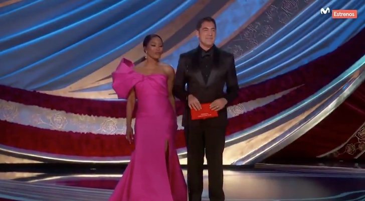 Javier Bardem junto a Angela Basset en los Oscar 2019