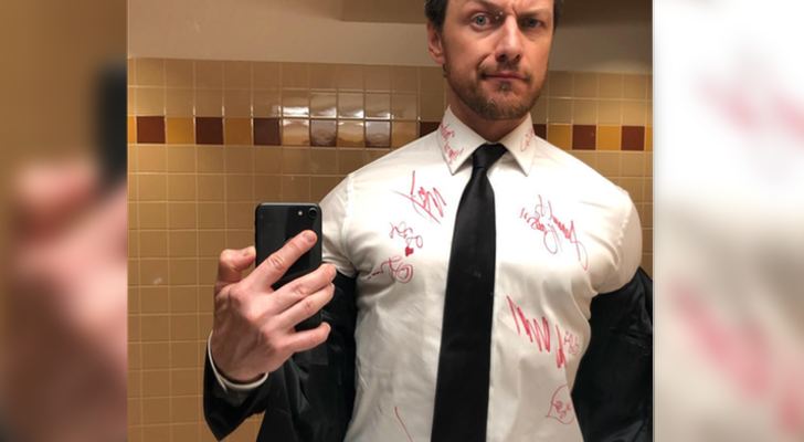 James McAvoy con su camisa firmada
