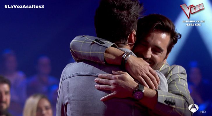 Pablo López y David Bustamante se abrazan en 'La Voz'